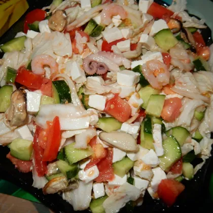Овощной салат с морепродуктами и сыром без майонеза