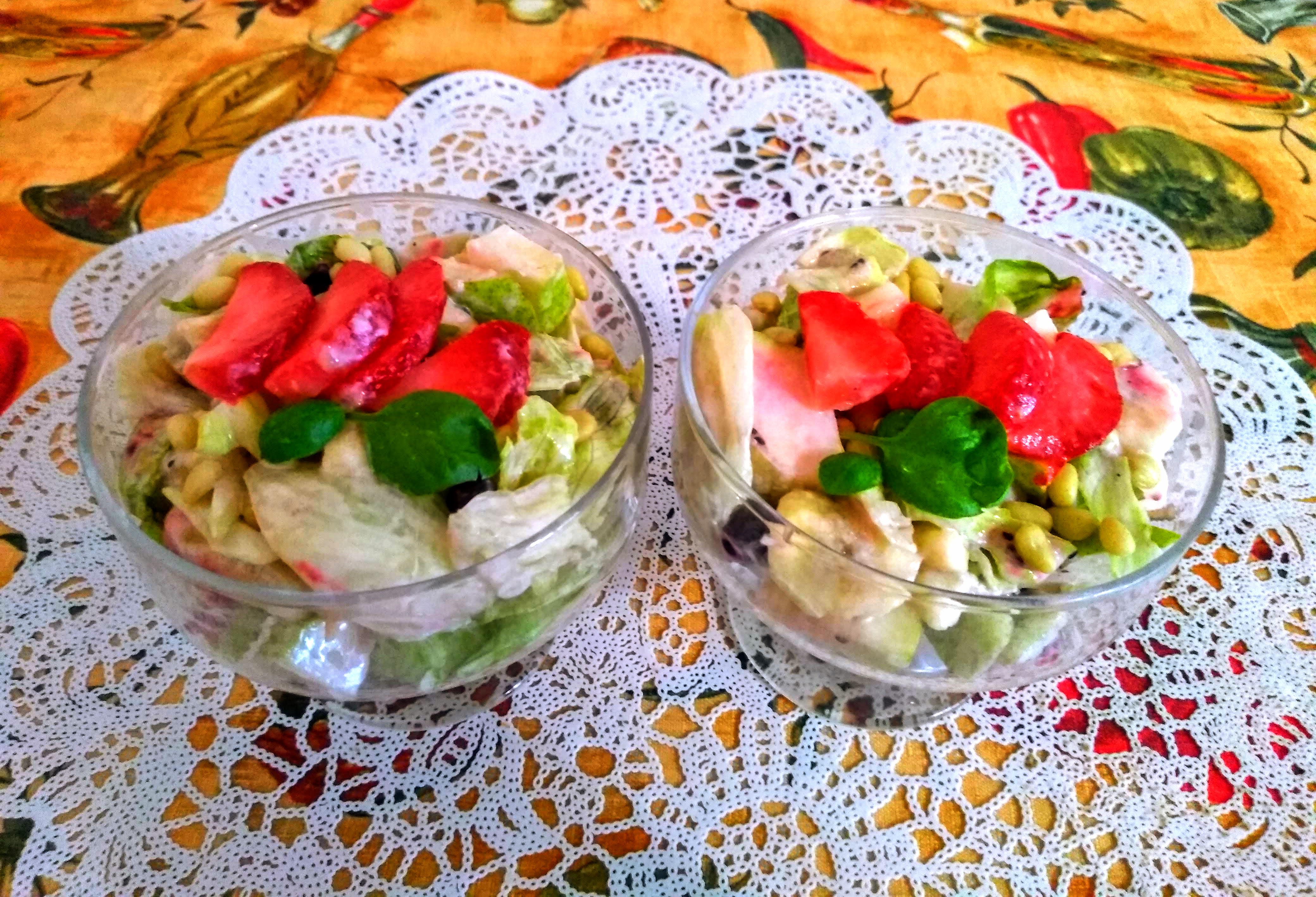 Фруктовый салат с салатом Айсберг