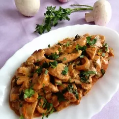 Курица в сметане с шампиньонами, луком и кинзой