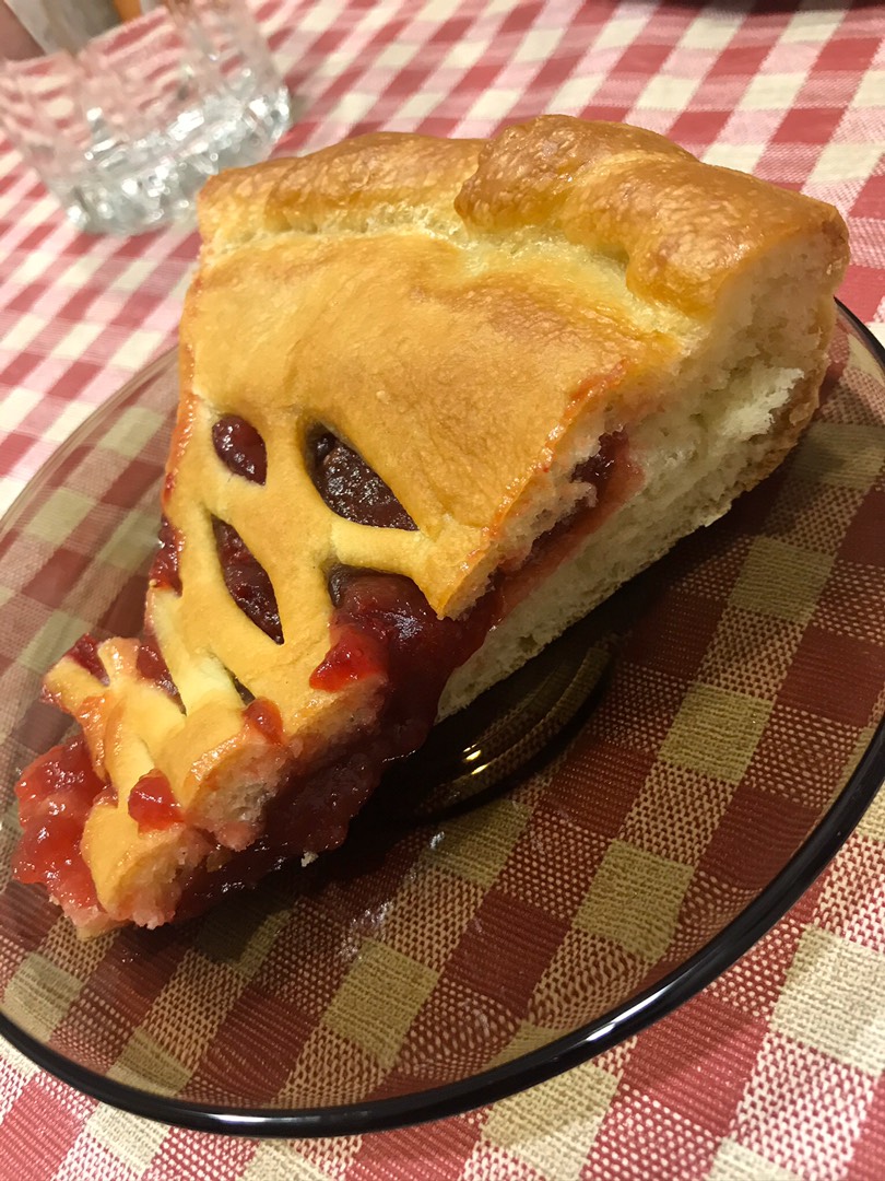 Пирог с яблоками и брусникой из дрожжевого теста - Лайфхакер