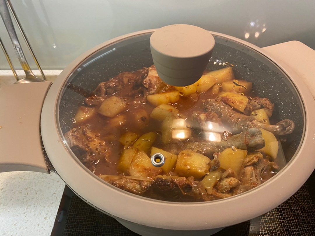 Тушёная курица с картошкой