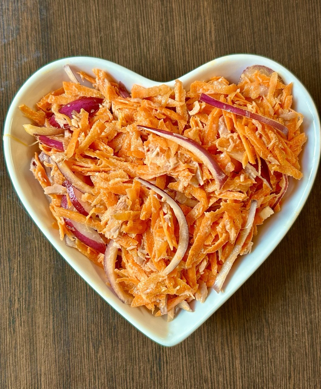 Салат с морковью и тунцом