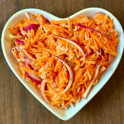 Салат с морковью и тунцом