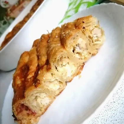 Пирог-улитка из слоеного теста с курицей и сыром фета