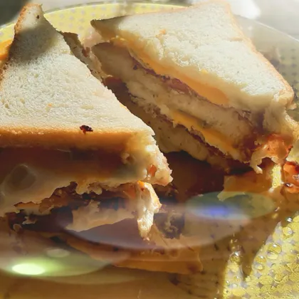Горячий сэндвич с беконом, яйцом, сыром