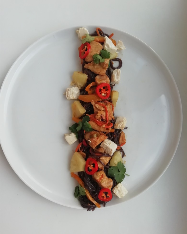 Чёрная лапша с перцем чили, курицей и тофу