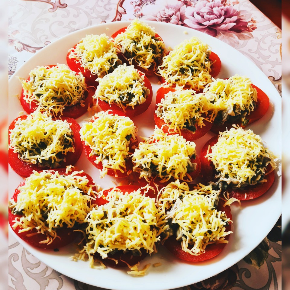 Ароматные жареные грибы с помидорами на сковороде