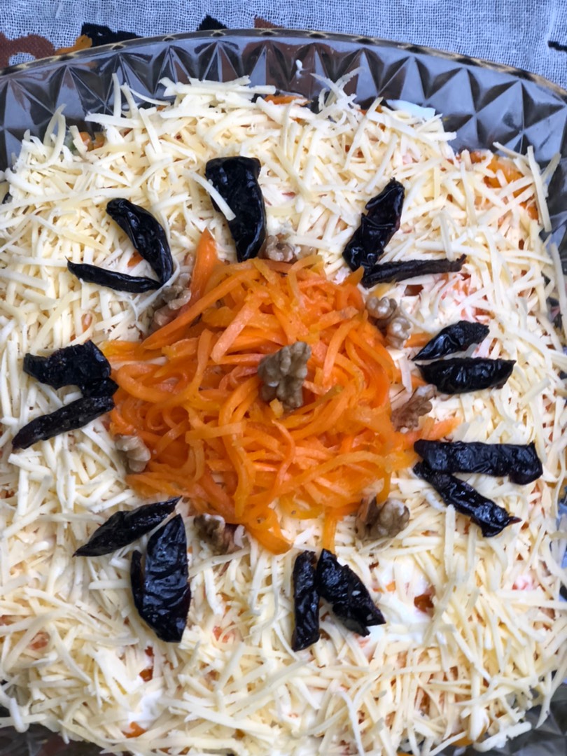 Морковная корона в слоенном салате