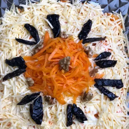 Морковная корона в слоенном салате