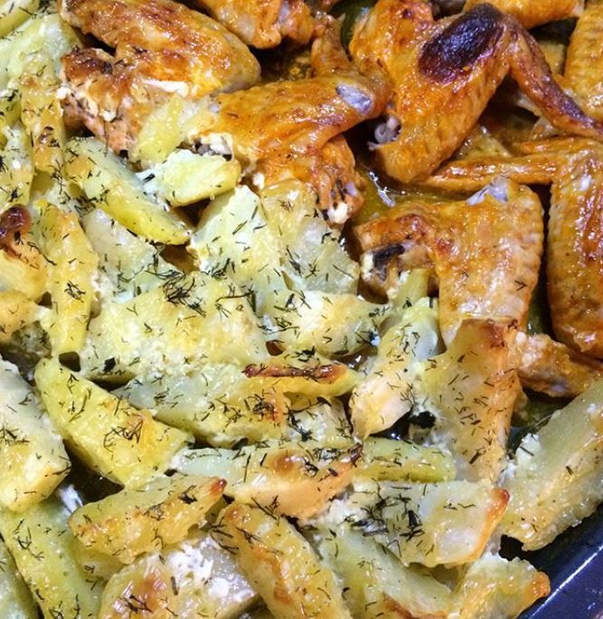 Картофель, запеченный с куриными крылышками