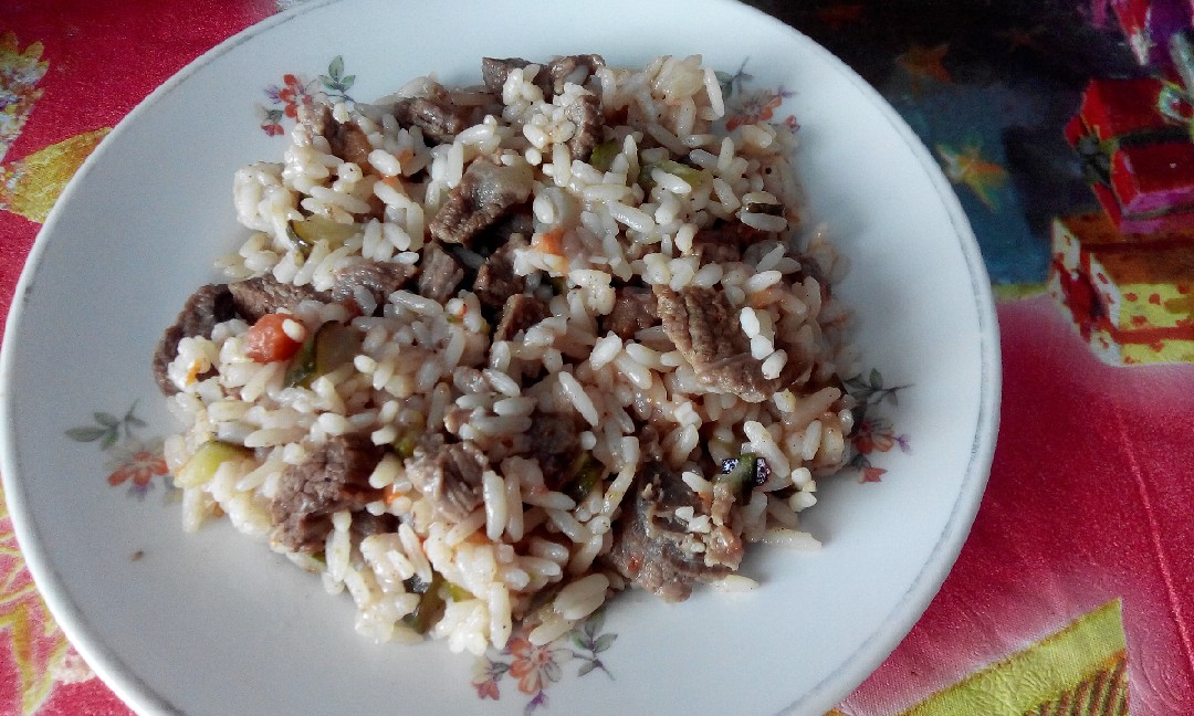 Говядина тушёная с овощами и рисом