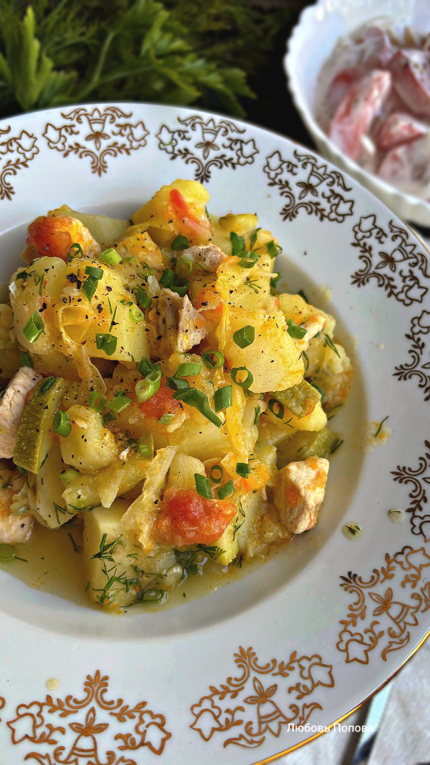 Рагу с куриным филе, кабачками, капустой, картофелем и помидорами 