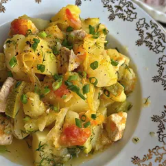 Рагу с куриным филе, кабачками, капустой, картофелем и помидорами 