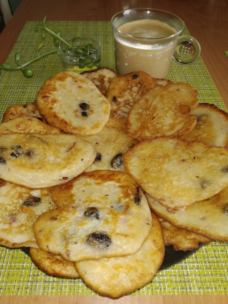 Тонкие оладьи с яблоком и изюмом