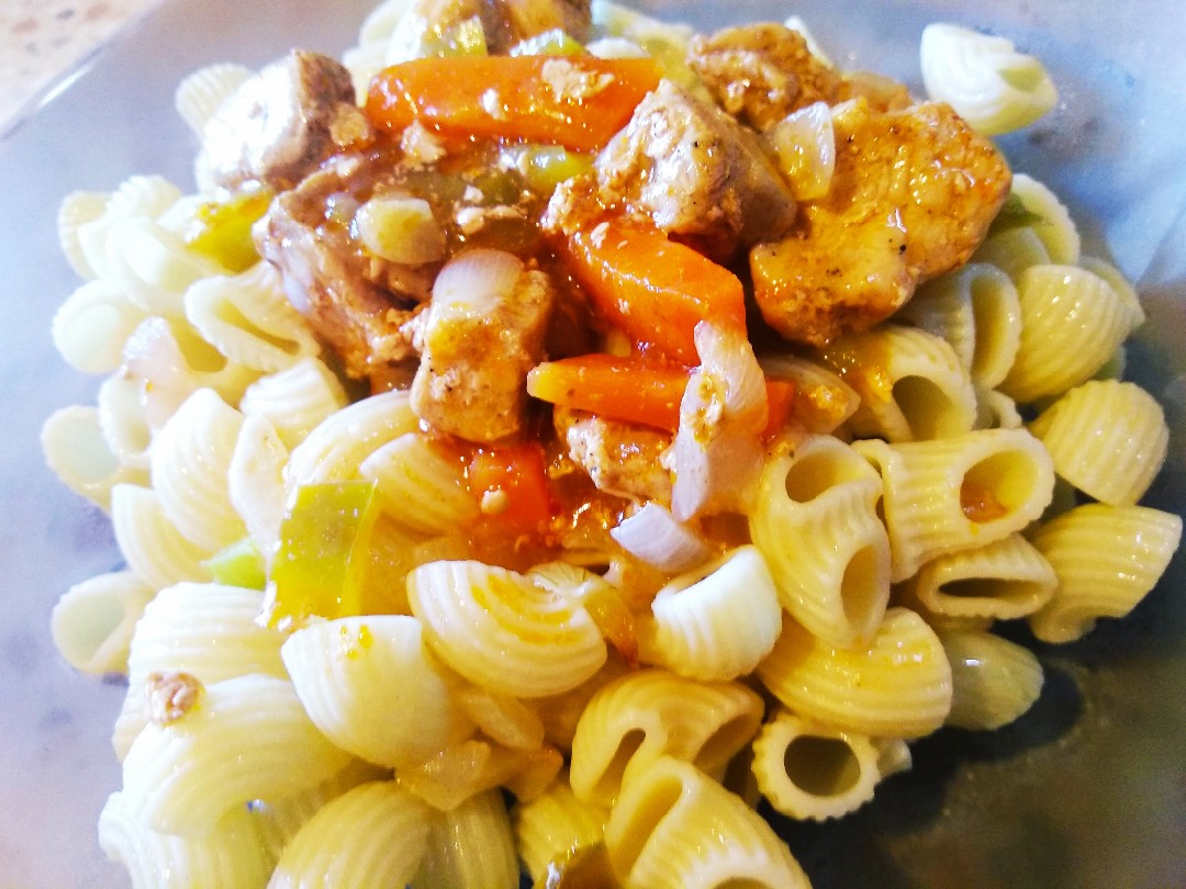 Свинина с овощами в томатном соусе😋