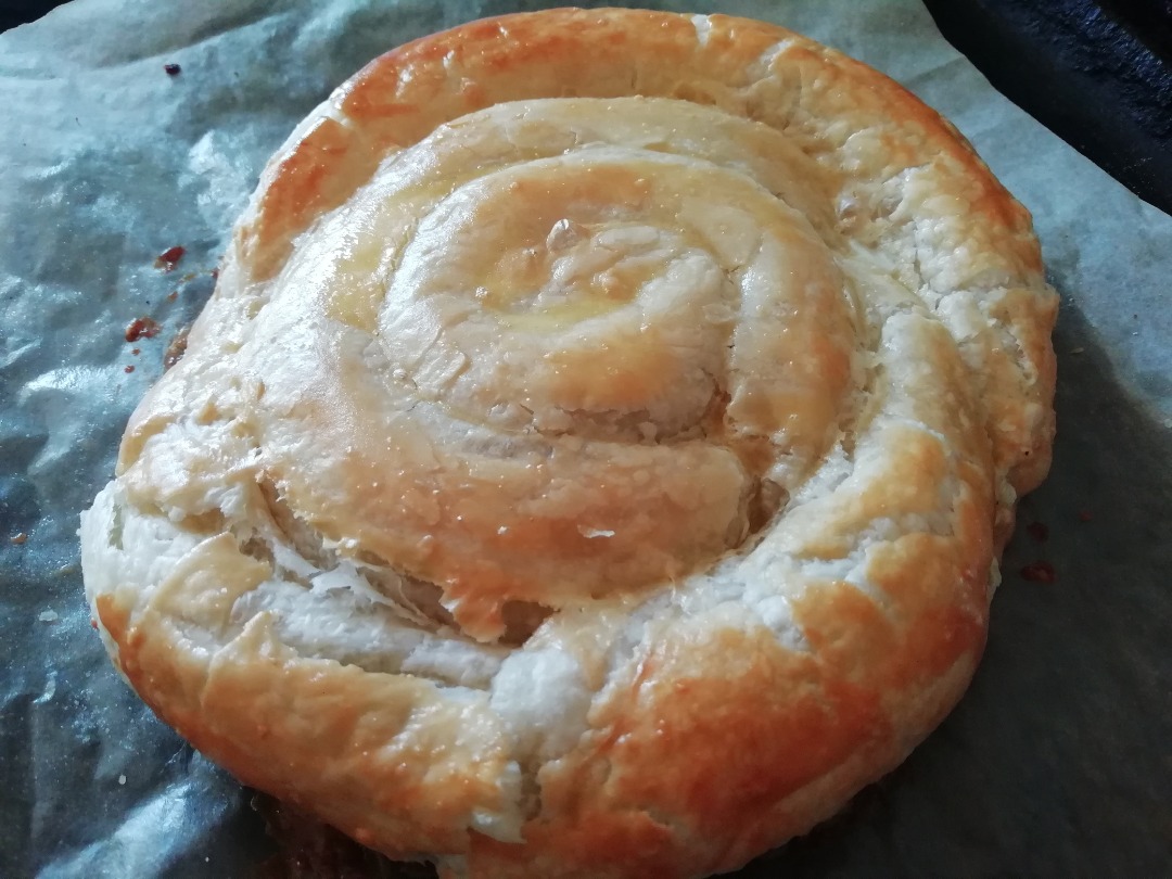 Пирог-улитка из слоеного теста (с сыром и ветчиной)