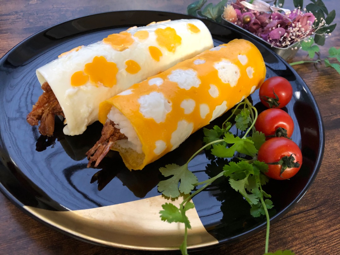 Красивые рулетики с жареными креветками