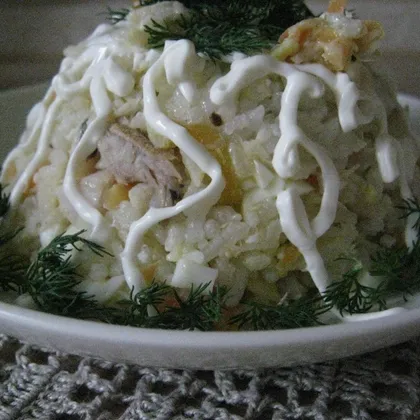 Салат с отварной рыбой, яйцом и рисом