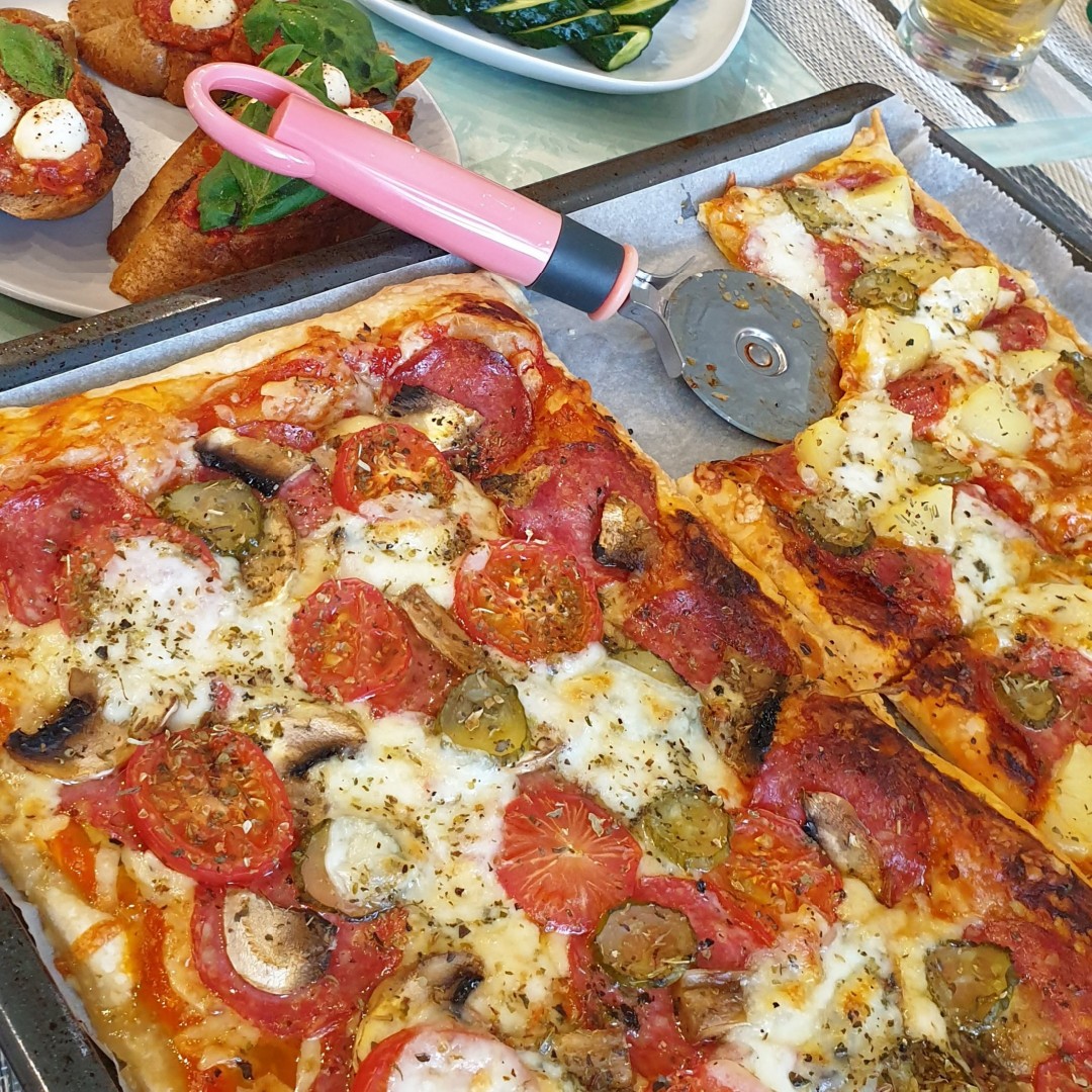 Пошаговое приготовление пиццы на слоеном тесте с колбасой и помидорами: