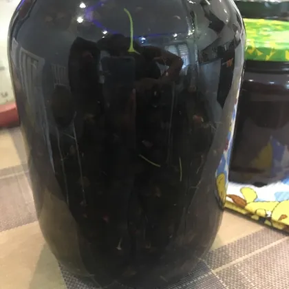 Спиртовая настойка из ягод чёрной смородины