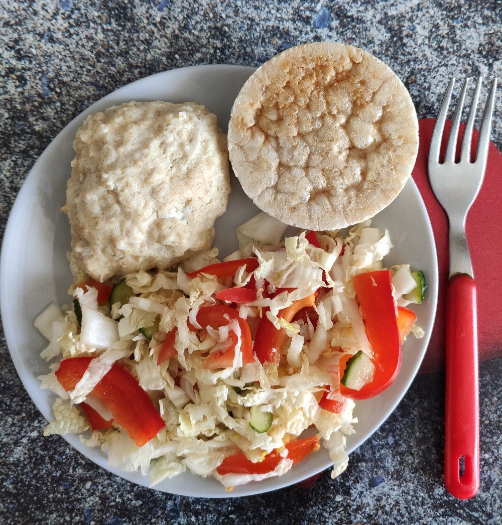 Салат из пекинской капусты. Котлета куриная на пару