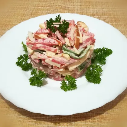 Салат с колбасным сыром и салями