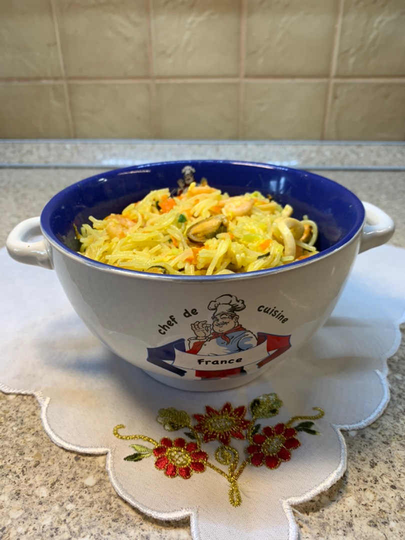 Вермишель с морепродуктами и овощами по-ланкийски