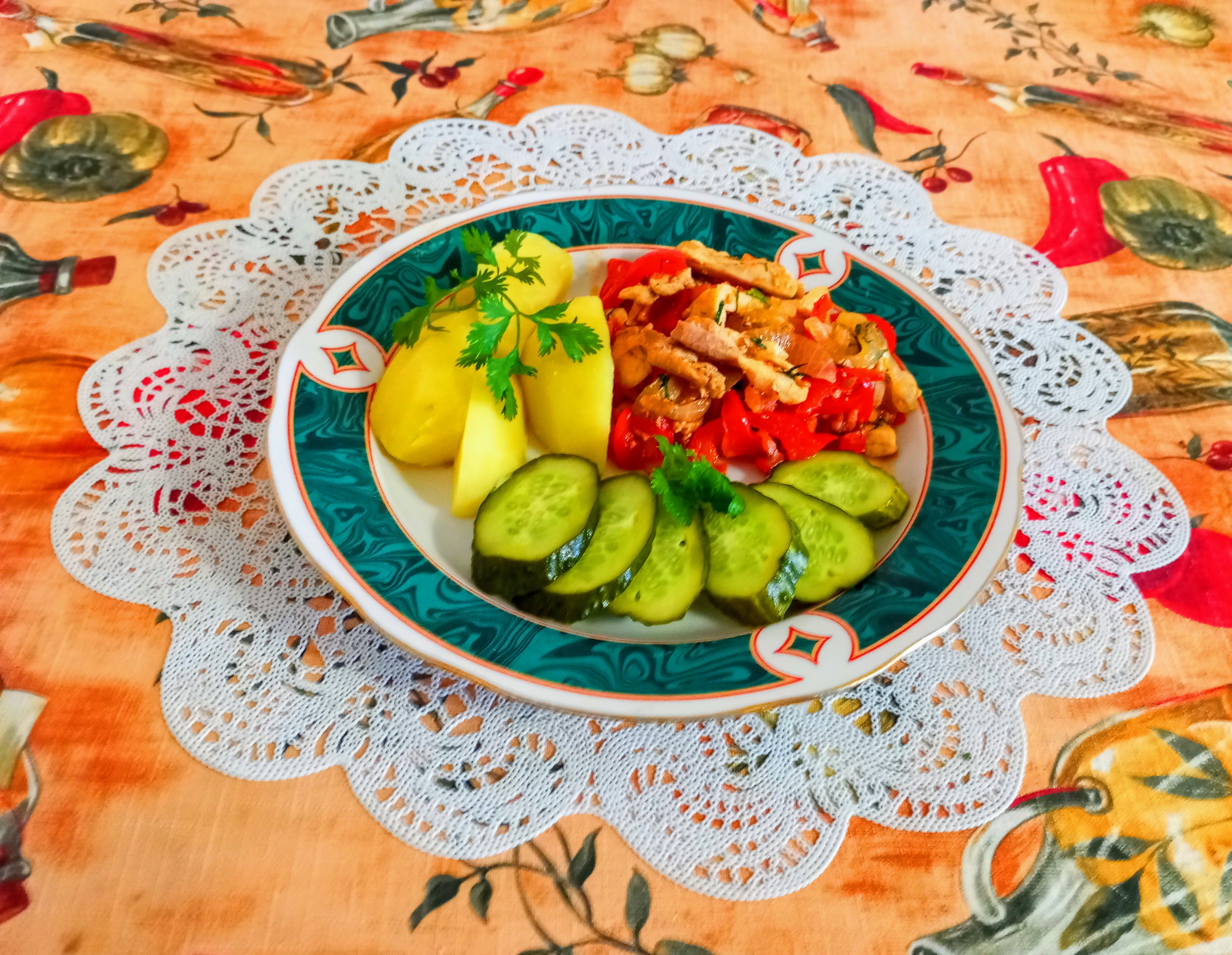 Поджарка из курицы с луком и овощами