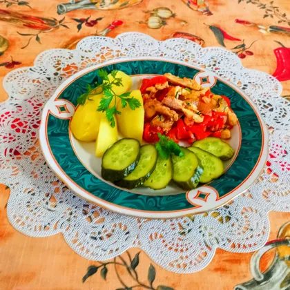 Поджарка из курицы с луком и овощами