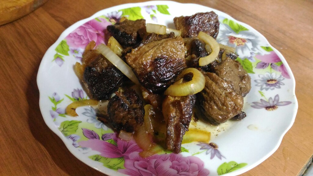 Мясо жареное с луком