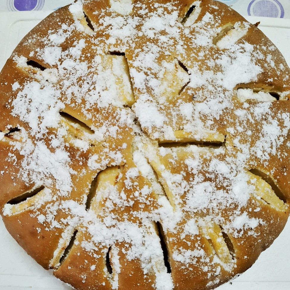 Кекс с изюмом и яблоками