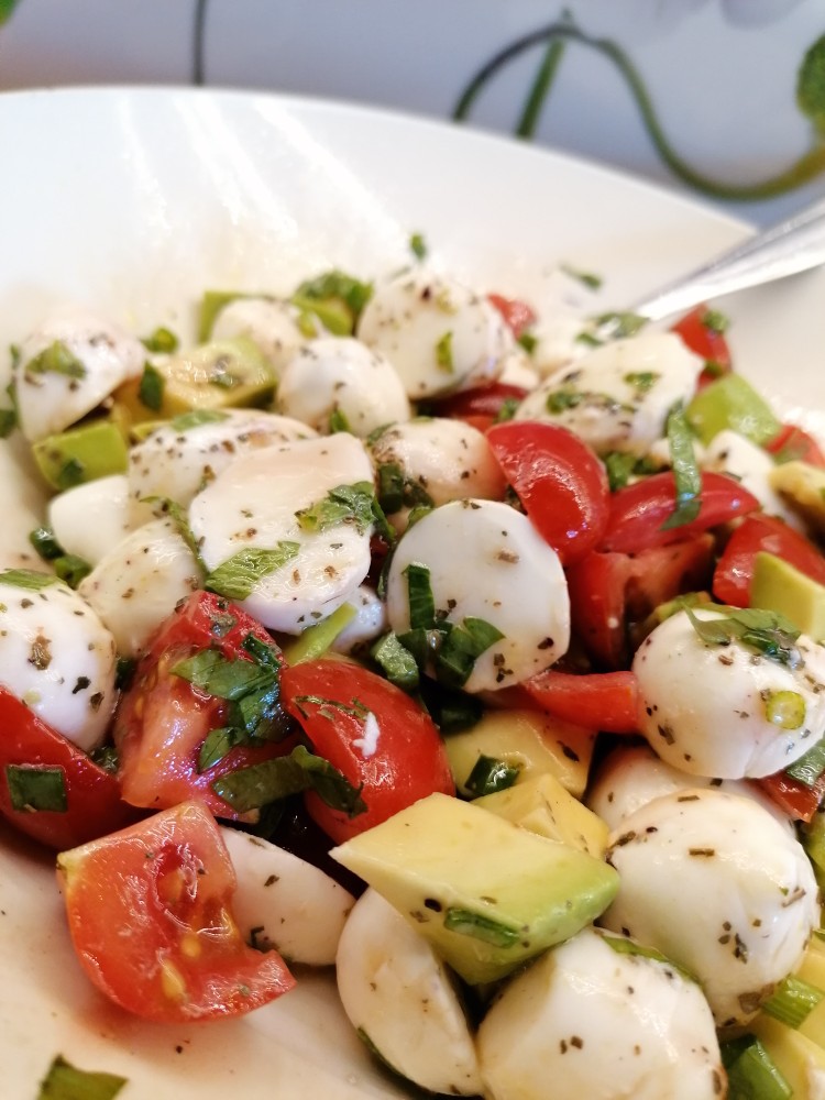 Капрезе с авокадо