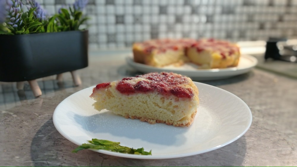 Шарлотка с клубникой