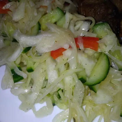 Капустный салат с огурцом и перцем