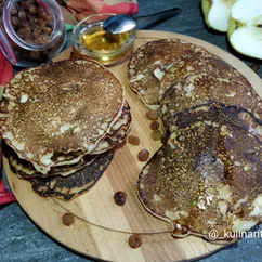 Манные оладьи с изюмом и яблоком