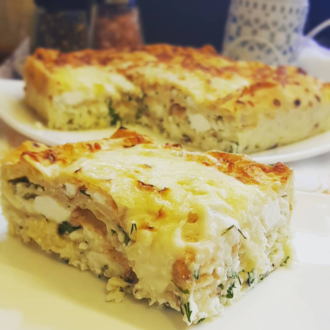 Пирог из лаваша с сыром и зеленью.