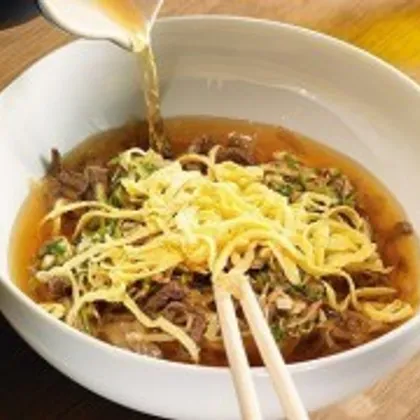 Корейский суп с лапшой и говядиной «Кукси»