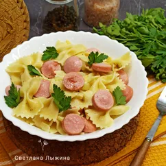 Макароны с сосисками и луком на сковороде