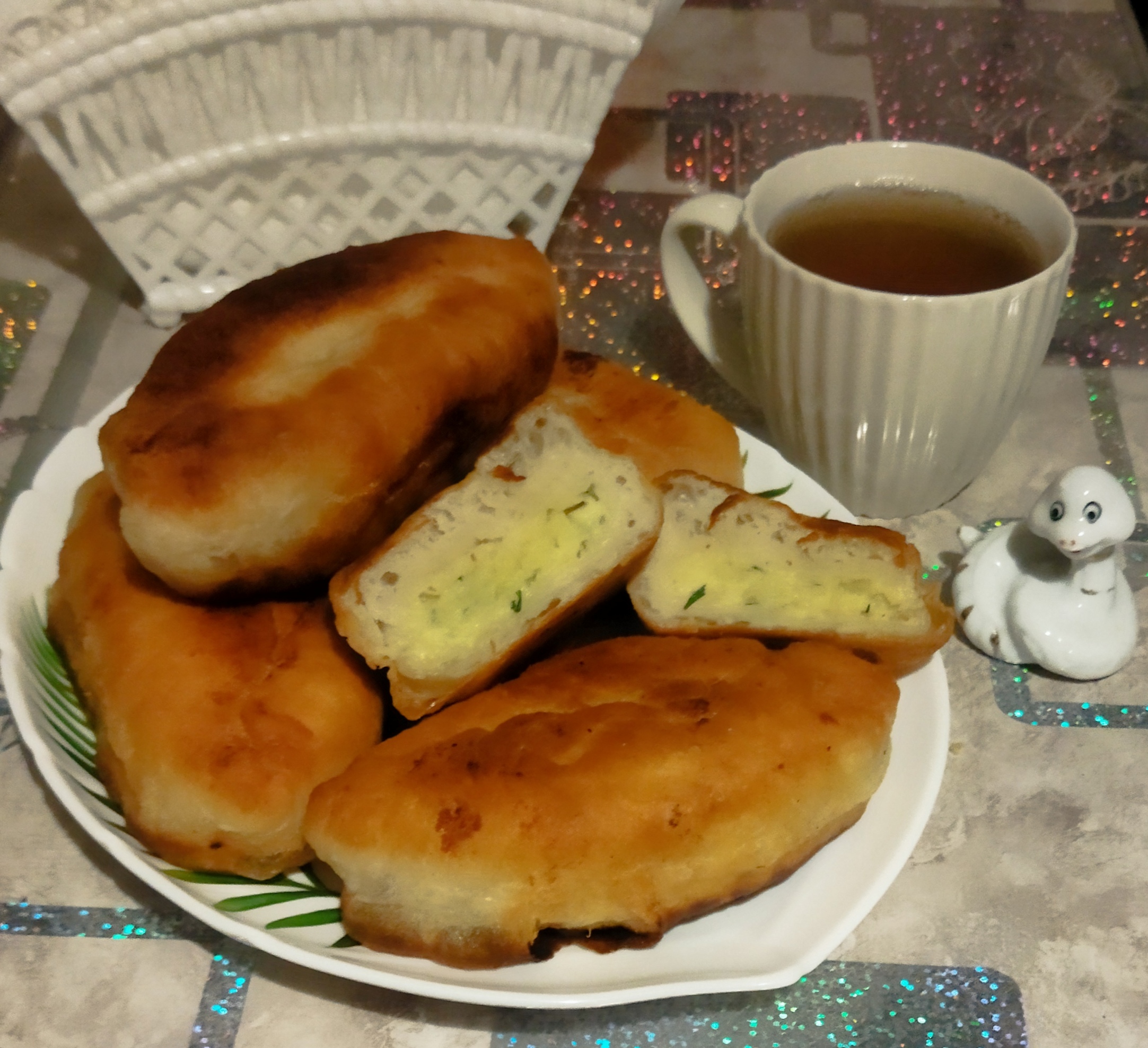 Пирожки жареные с картофельным пюре и свежей зеленью