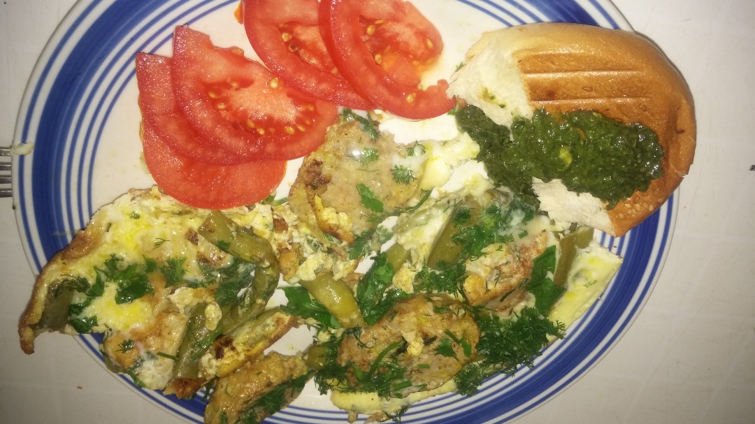 Яичница с тефтелькой и стручковой фасолью