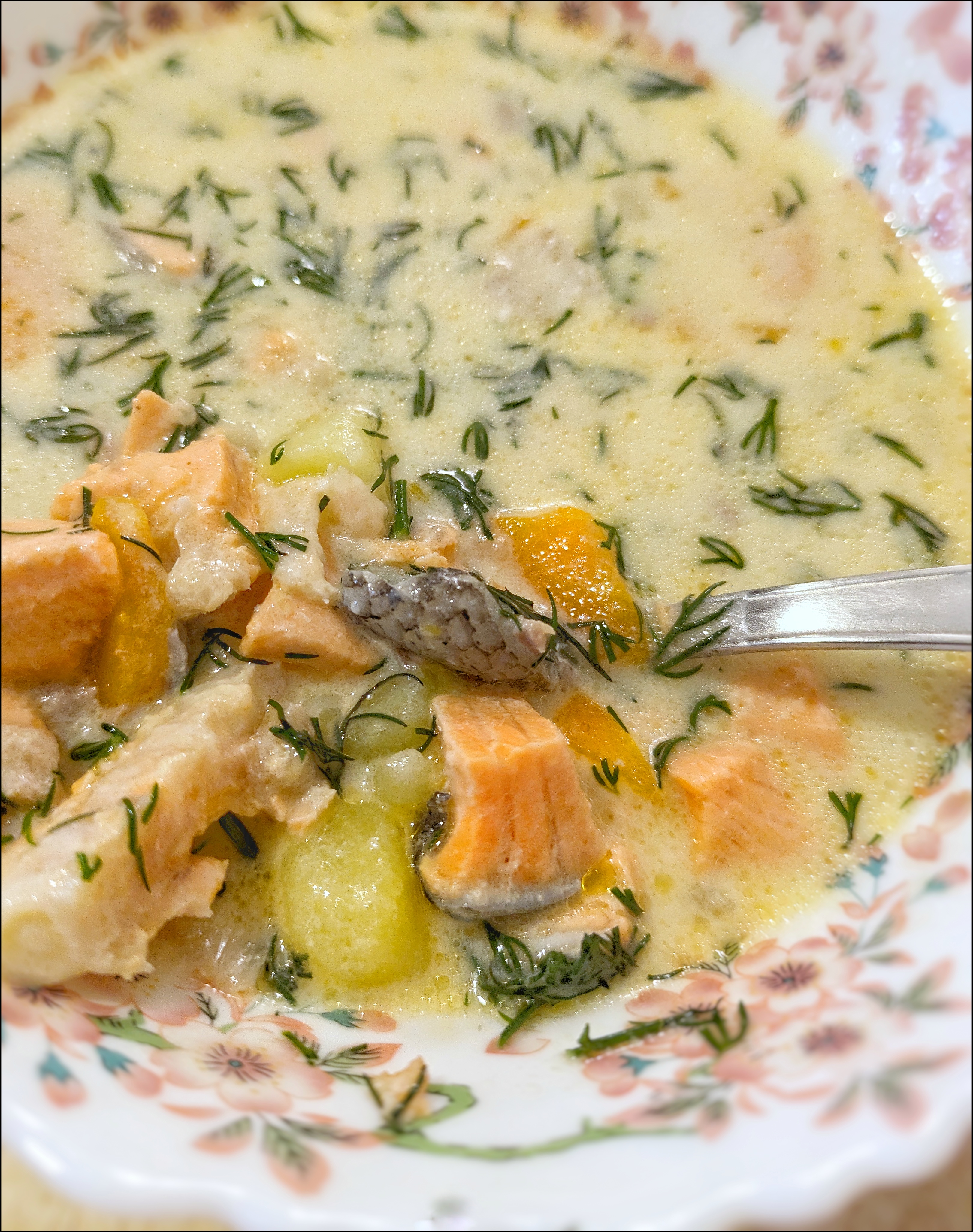 Сливочная уха из красной рыбы