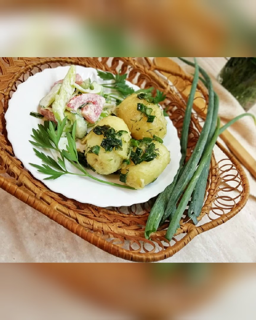 Молодой картофель с маслом и зелёным луком 🥔