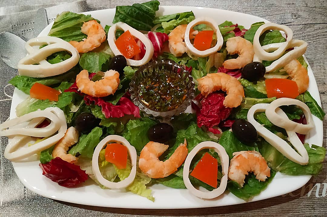 Вкусный и простой салат с креветками, кальмарами и рукколой