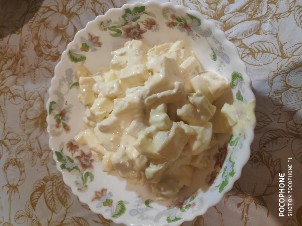 Салат с курицей и ананасами