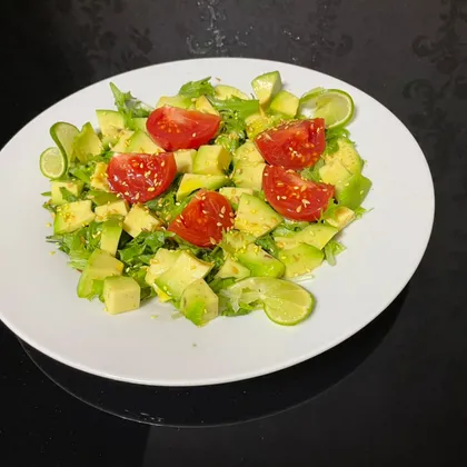 Легкий салат с авокадо и черри