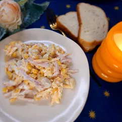 Салат с ветчиной и кукурузой