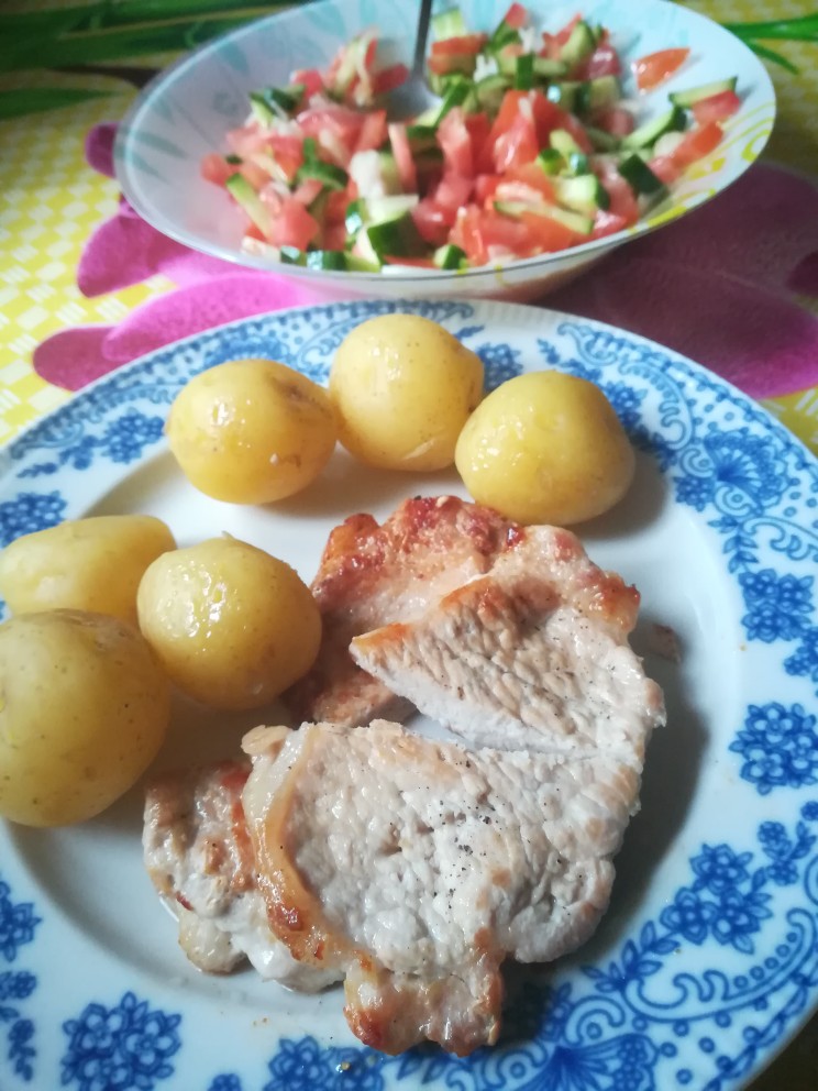Свиные отбивные с картошкой и салатов