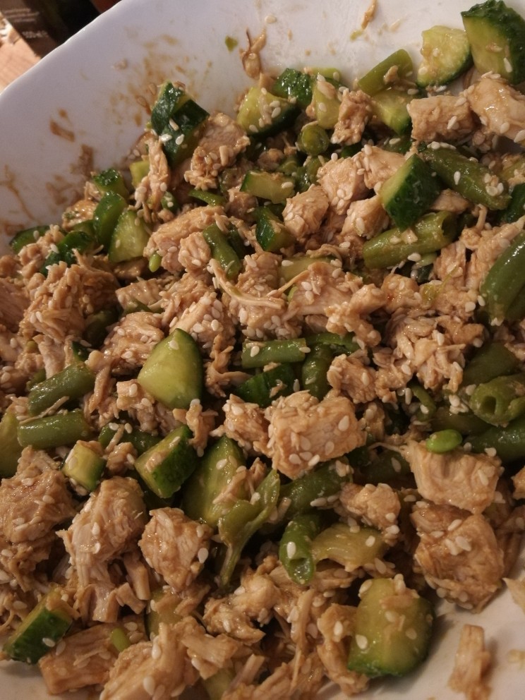 Спаржевый салат с курицей