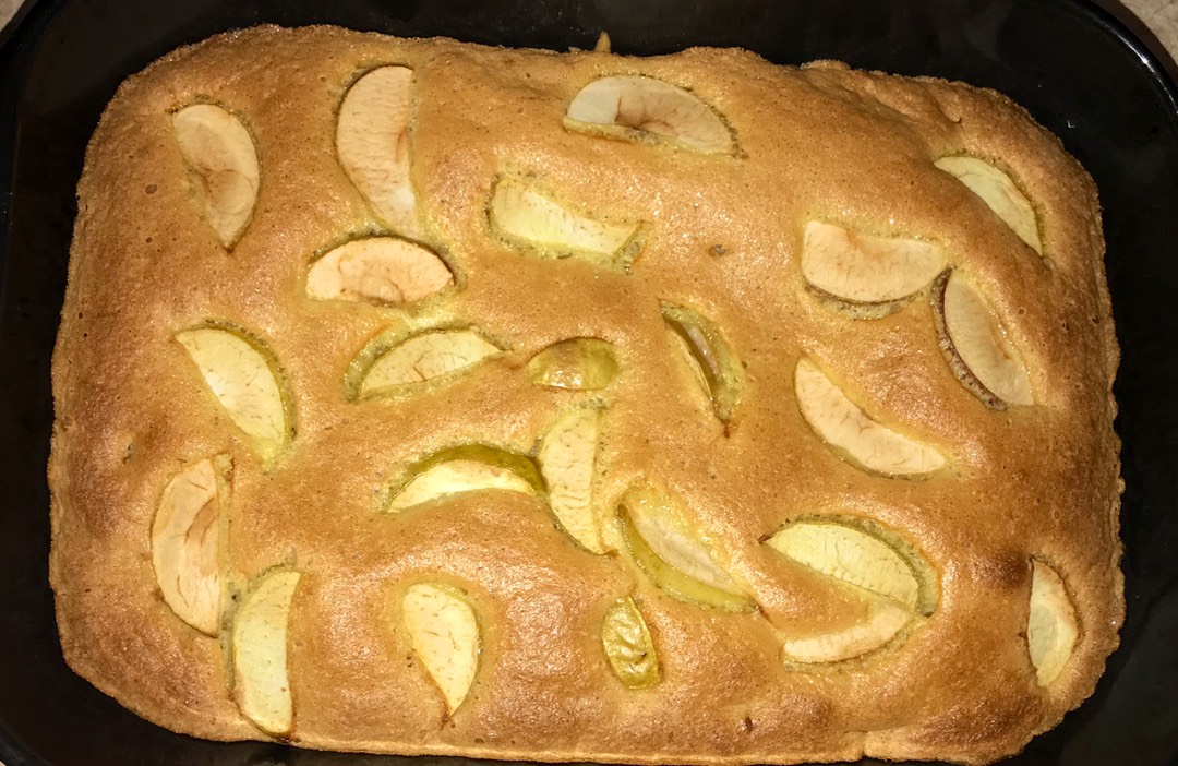 Шарлотка с изюмом