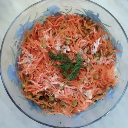 Салат из моркови и зеленого горошка